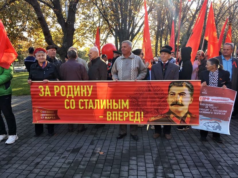 "На коленях, с попами и Сталиным", - в Сети появились фото празднования "красного дня" фанатиками в Крыму