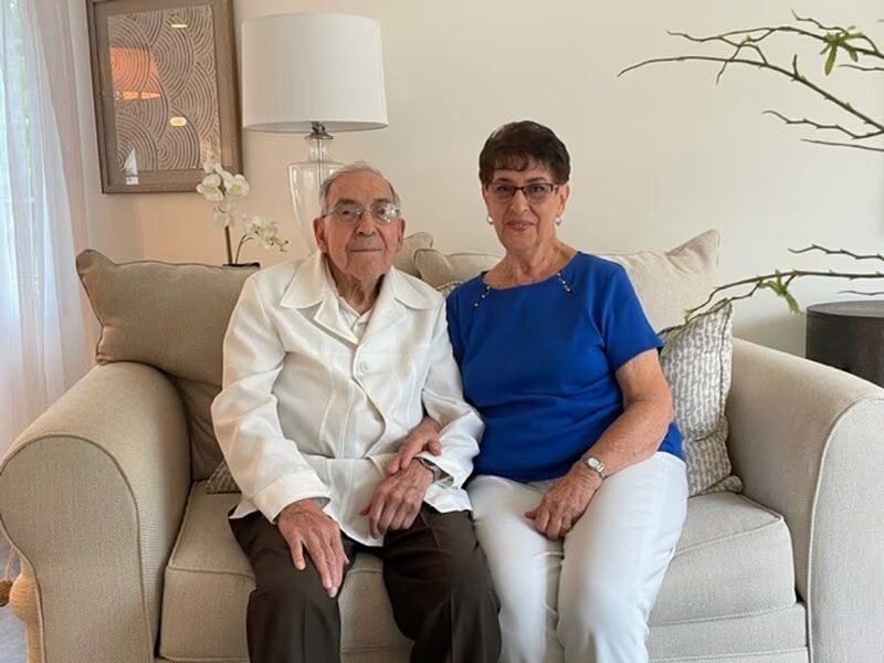 Не мог решиться 64 года: 93-летний холостяк сделал предложение первой любви
