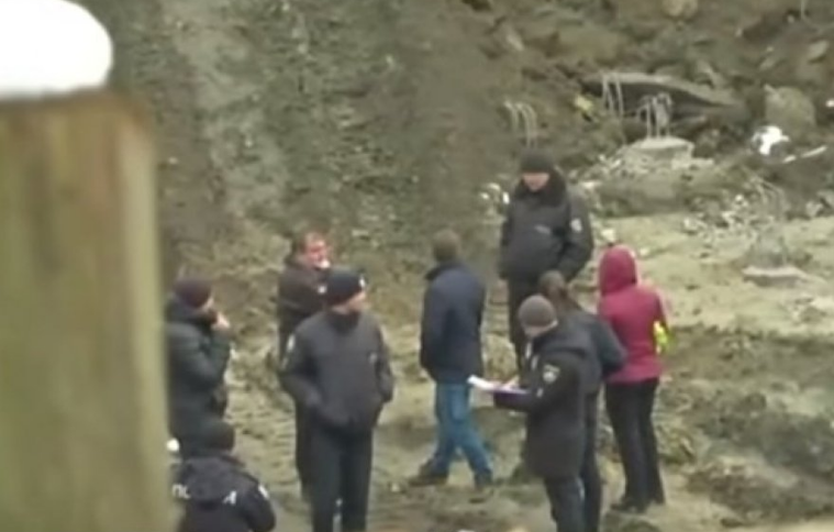 В Киеве на несовершеннолетнего строителя упали бетонные блоки - погиб юный парень