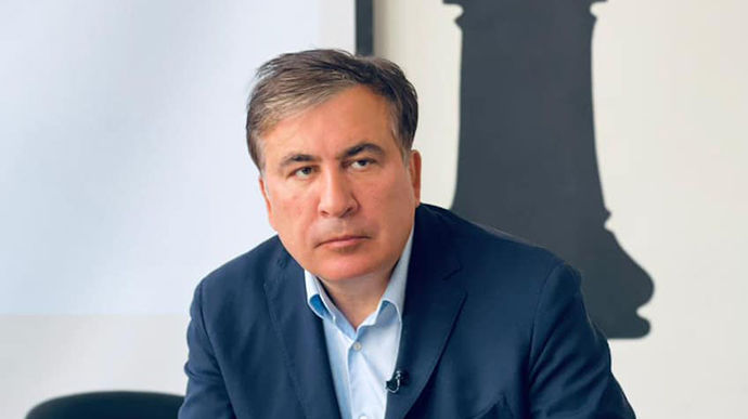 Саакашвили за руки и ноги силой затащили в тюремную больницу: в Сеть "слили" видео