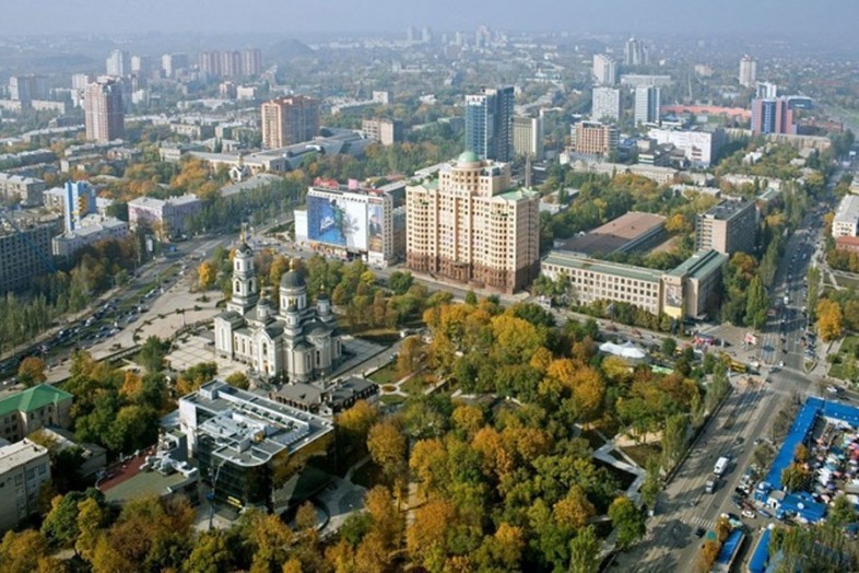В Донецке у военкомата в Кировском районе прогремел мощный взрыв: первый этаж остался без окон, есть другие разрушения