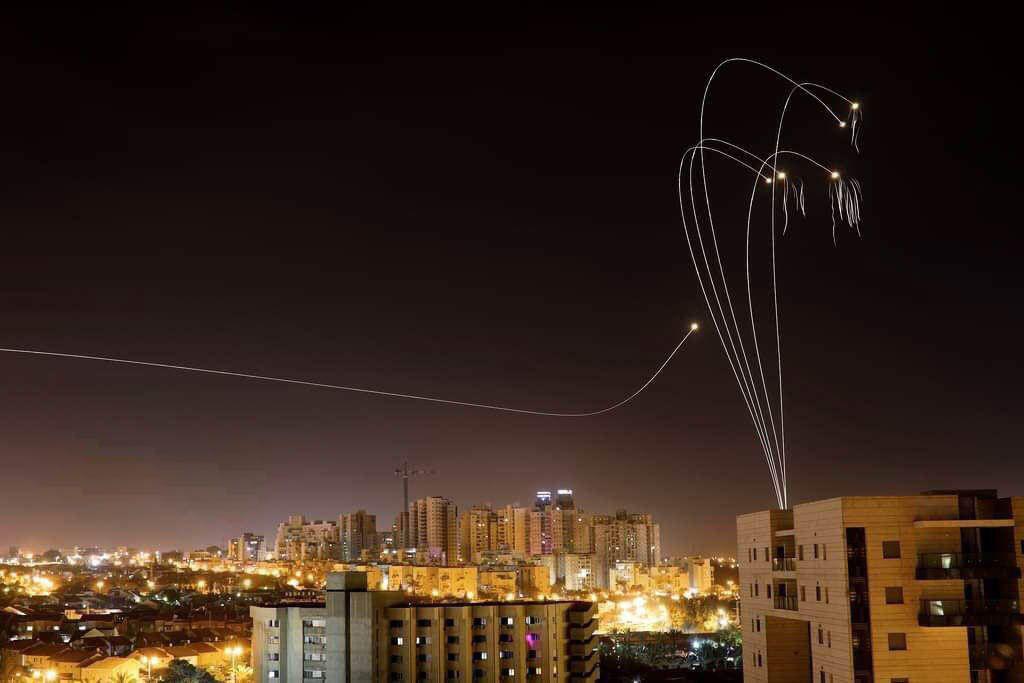 ​Фото дня: "Железный купол" Израиля ведет перехват ракет над городом Сдеротом
