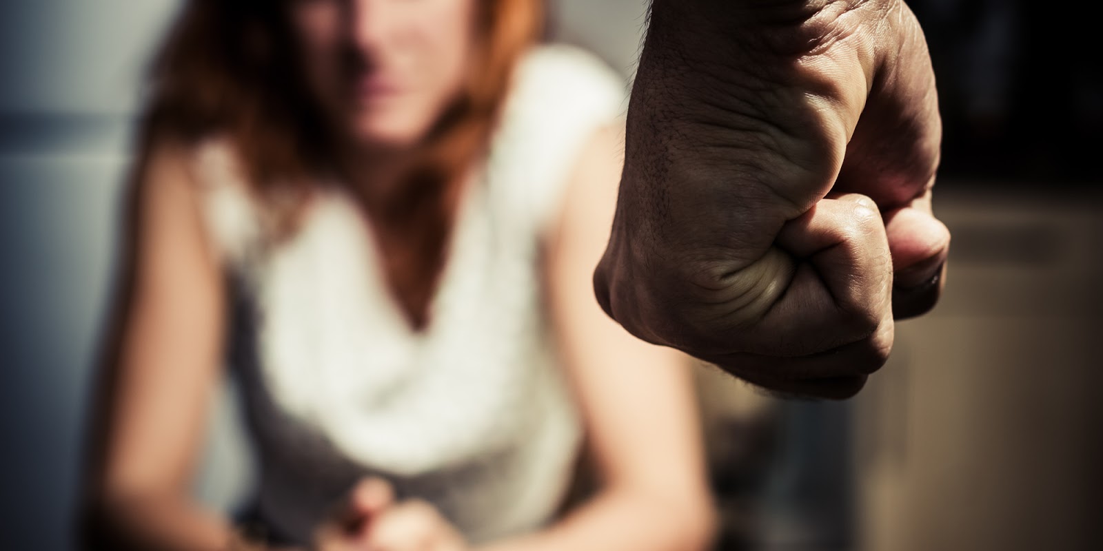 В Одессе пьяный жених избил девушку, после чего решил покалеченную возлюбленную сбросить с моста в реку