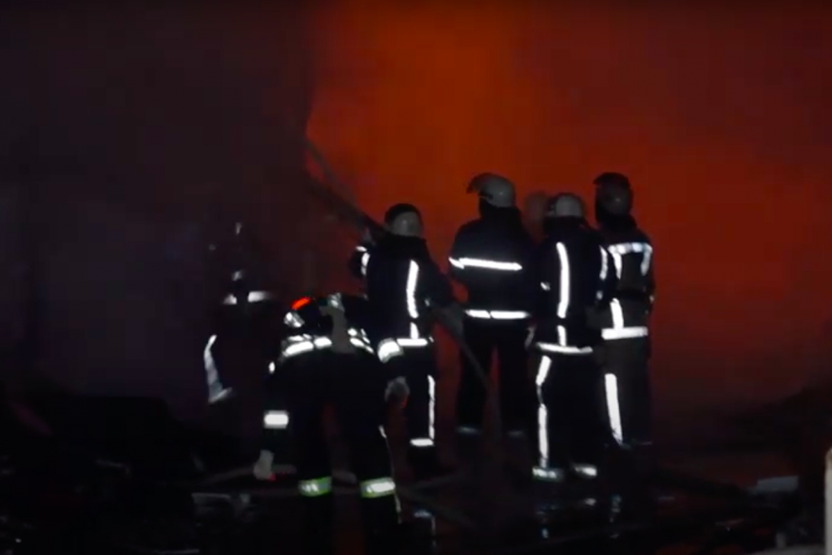 На "Барабашово" горели десятки павильонов: кадры, как в Харькове ночью бушевал пожар 4-го уровня опасности