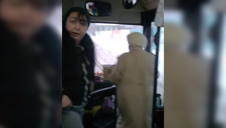 В России кондуктор расцарапала лицо старушке, которая забыла пенсионное удостоверение - видео инцидента 