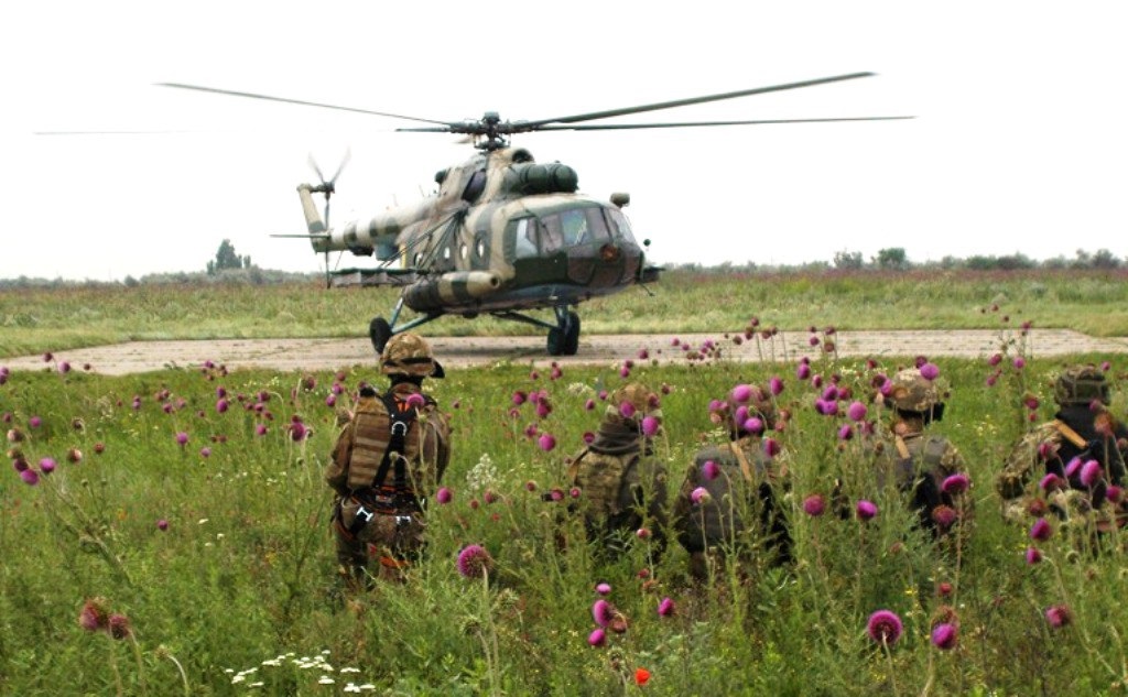 Украинские десантники отрабатывают высадку с вертолета, готовясь к спецоперациям в тылу врага