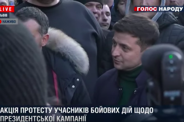 ​Зеленский чуть не угодил в драку, сцепившись во Львове с ветеранами АТО, - кадры потасовки