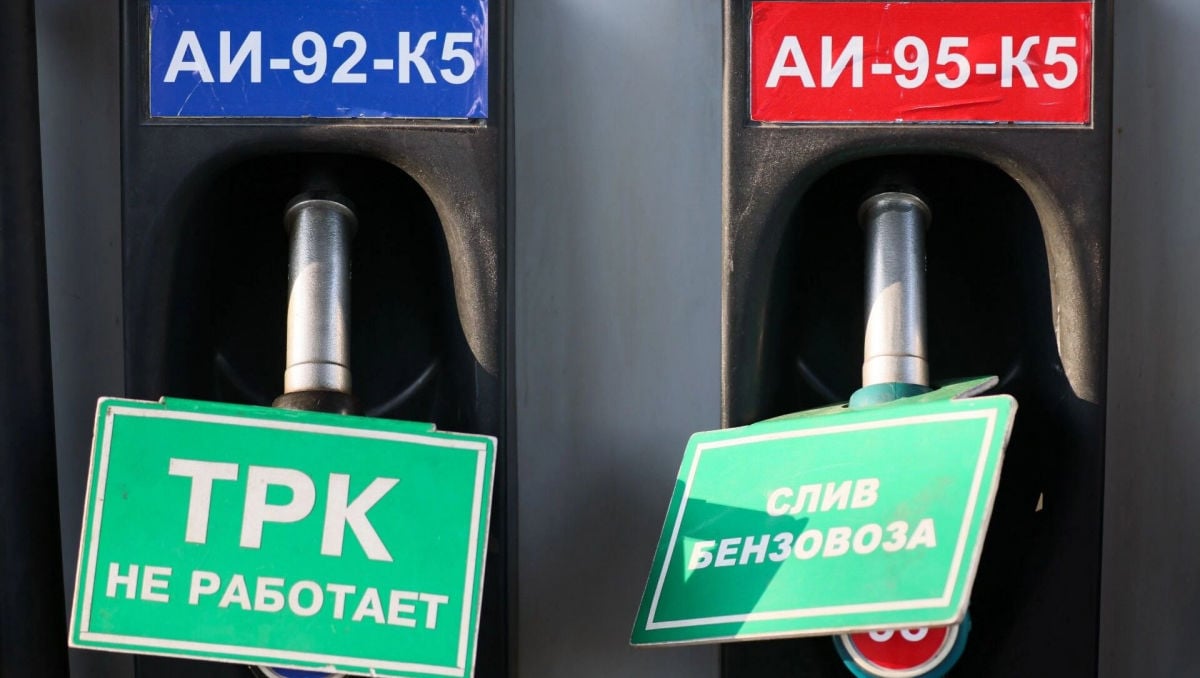 Бензиновый коллапс в Крыму: топливо уже сливают с припаркованных машин