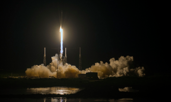 Ночью SpaceX запустила ракету: американский спутник успешно попал на орбиту (фото)