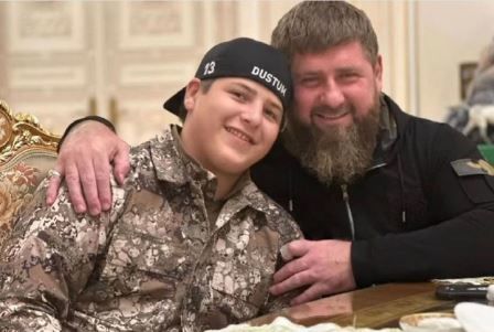 "Да хранит вас Всевышний..." – на фоне информации о тяжелом состоянии Кадырова его сын молится в соцсетях