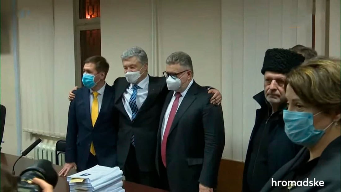Суд над Порошенко: после 12 часов ожидания заседание перенесли