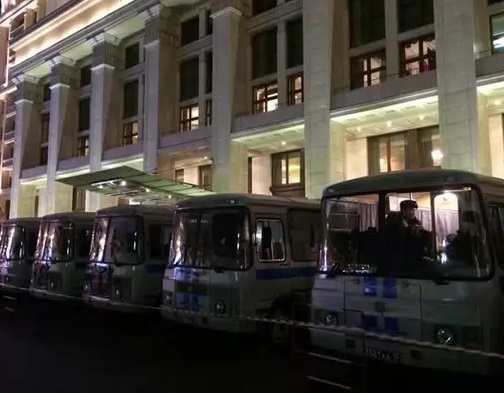 Из автозака начинают выпускать задержанных на Манежке протестующих, требуя объяснительные