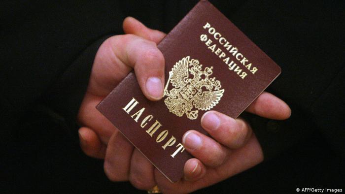 Россия уже начала раздавать паспорта на Донбассе: как ответить Украине