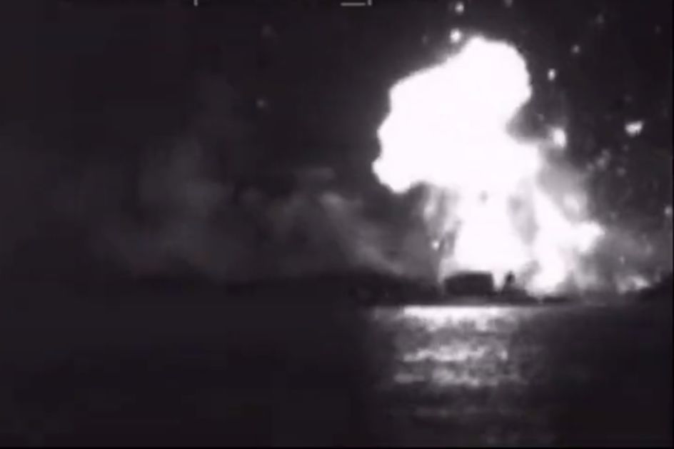 "Бавовна" в Крыму: появилось видео, как надводные дроны атакуют ЧФ РФ в бухте С​евастополя