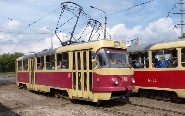 Жуткая случайность: в Запорожье, в переполненном трамвае, старик наткнулся на вилы другого пассажира (кадры)