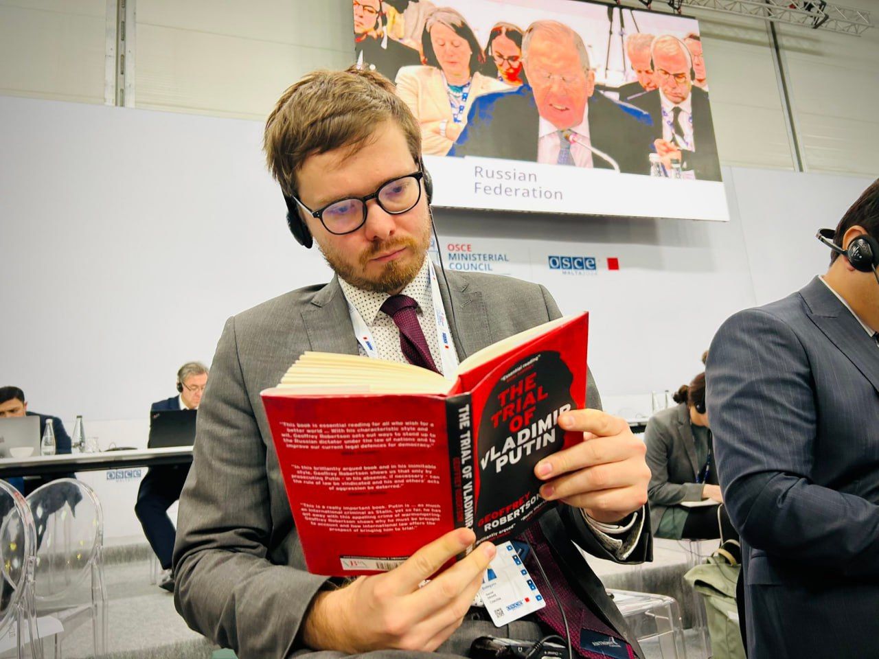 Спикер МИД Чехии на встрече ОБСЕ "ознакомил" Лаврова с книгой о суде над Путиным  