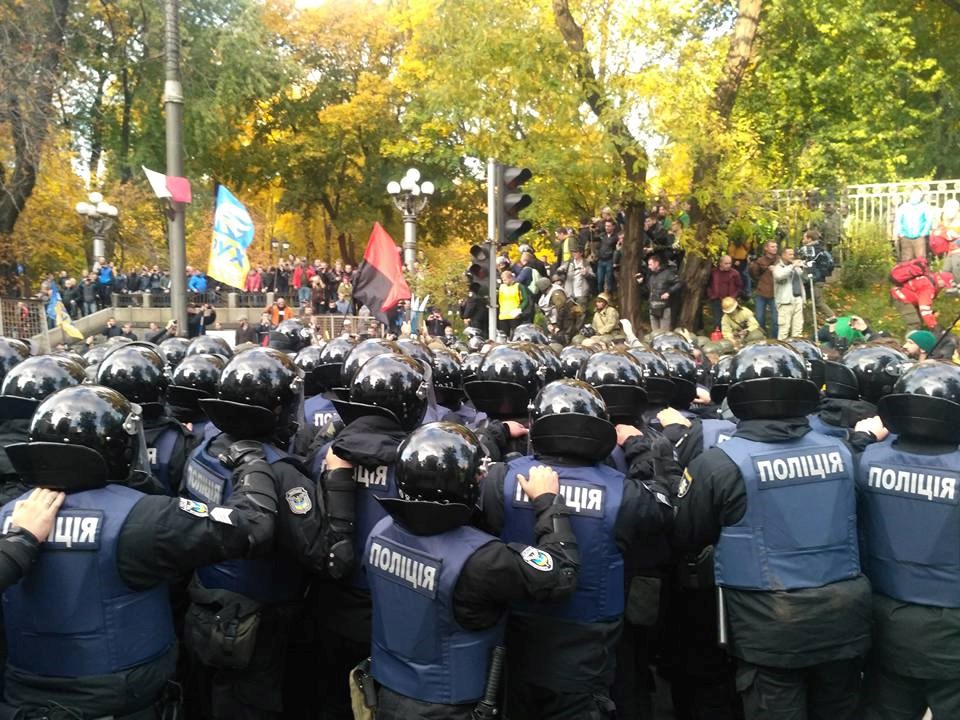 В Киеве на митинге возле Верховной Рады пролилась первая кровь: протестующие штурмом пошли на силовиков, есть раненые - кадры