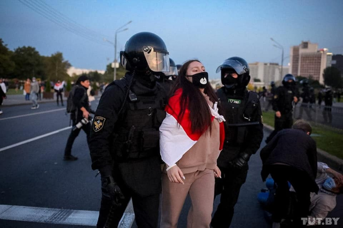 ​Взрывы, столкновения и сотни задержанных: что происходит в Минске после инаугурации Лукашенко