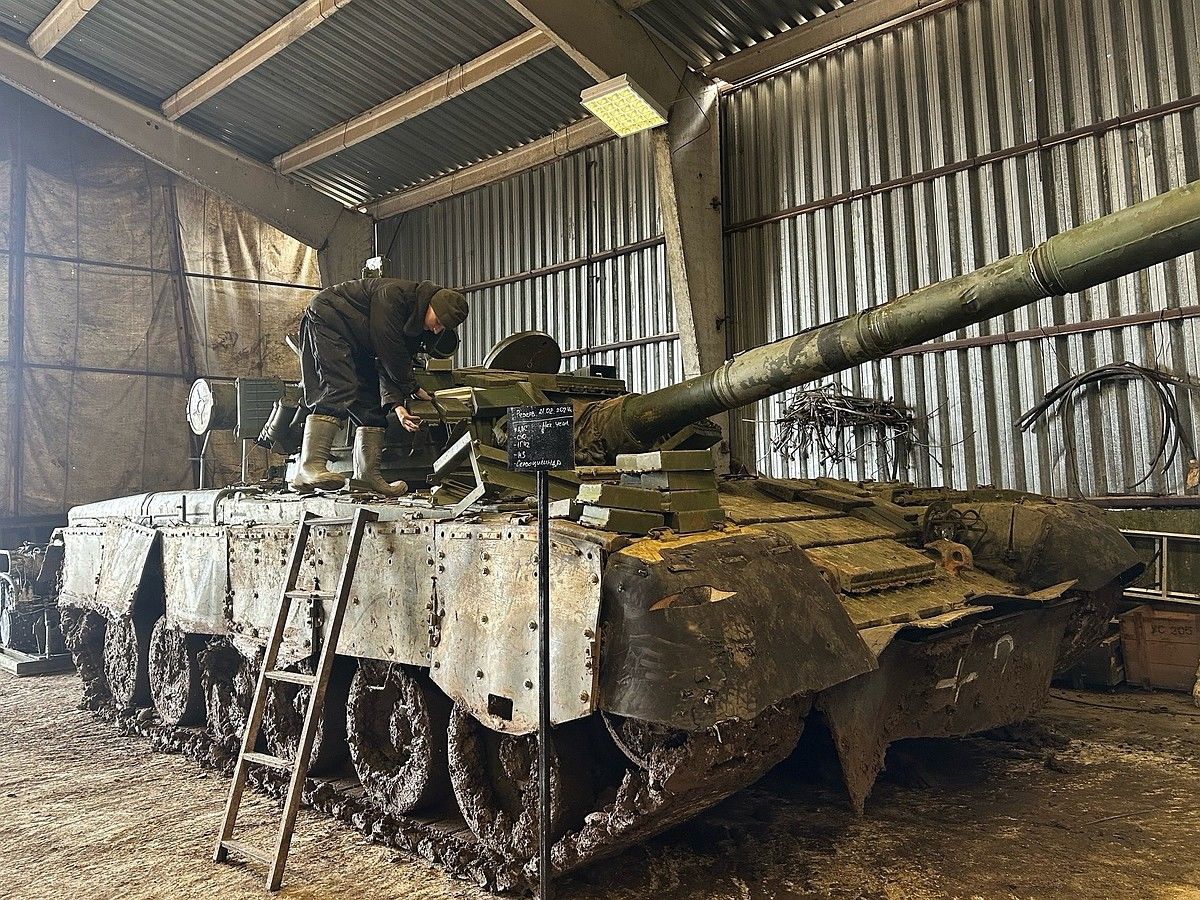 Помічені навіть пожежні машини: армія РФ шукає спосіб відновити підбиту бронетехніку – кадри із Севастополя