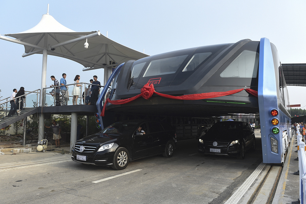 В Китае успешно испытан первый в мире аэроавтобус: "летающая" машина легко справится с пробками и будет работать на электродвигателе
