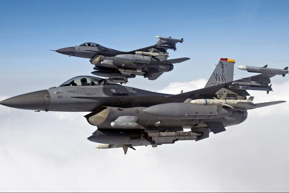 ​F-16, вероятно, уже прибыли в Украину - Newsweek