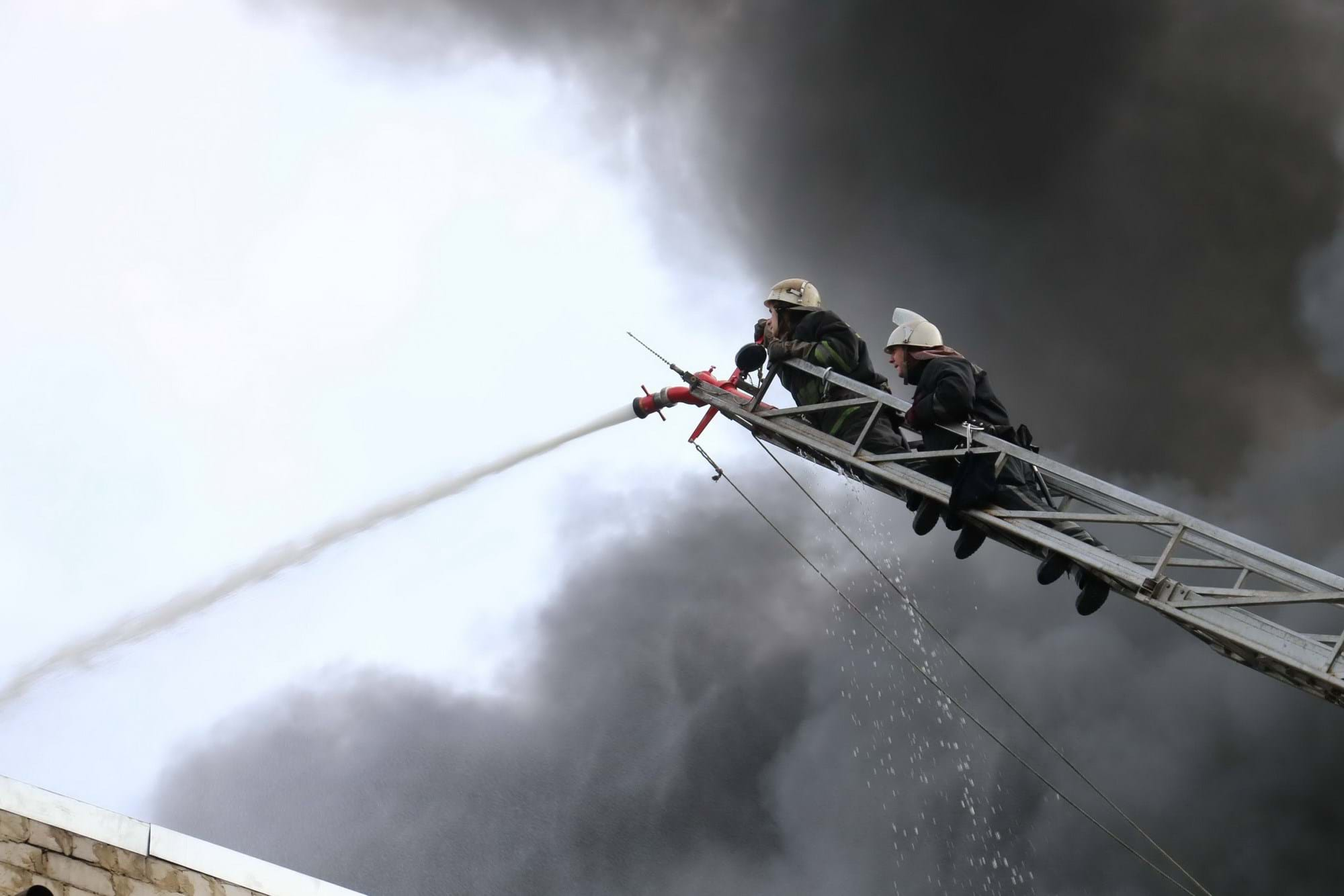 70 человек, 12 автоцистерн и другая спецтехника: в Харькове вспыхнул масштабный пожар - кадры