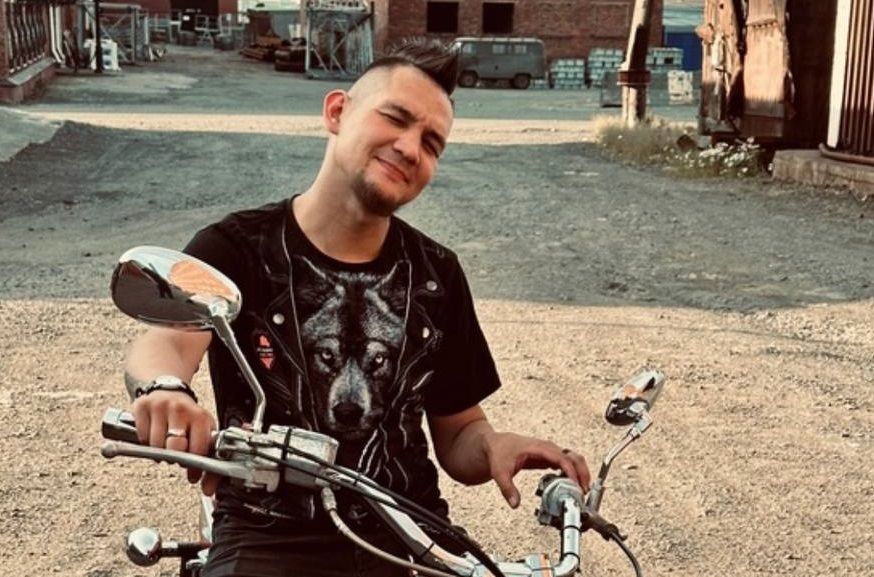 Вокалиста группы Drunkface Николаева обвинили в "повторной дискредитации" российской армии
