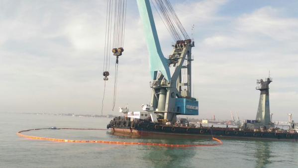 Затонувший в Черном море  катер "Иволга" начали поднимать со дна: работает кран