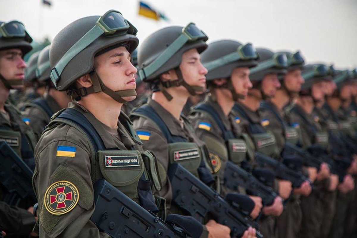 Порошенко сегодня официально предложит изменить воинское приветствие на "Слава Украине! Героям слава!"
