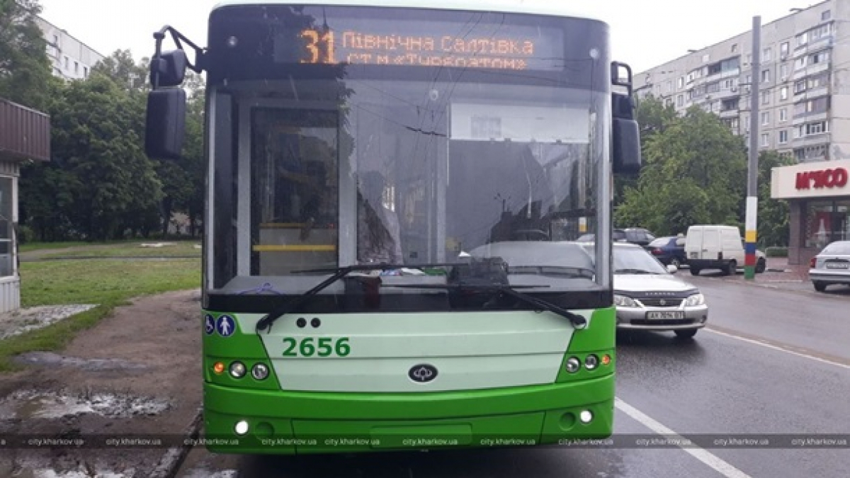 В Харькове неизвестный открыл стрельбу по троллейбусу с 30 пассажирами