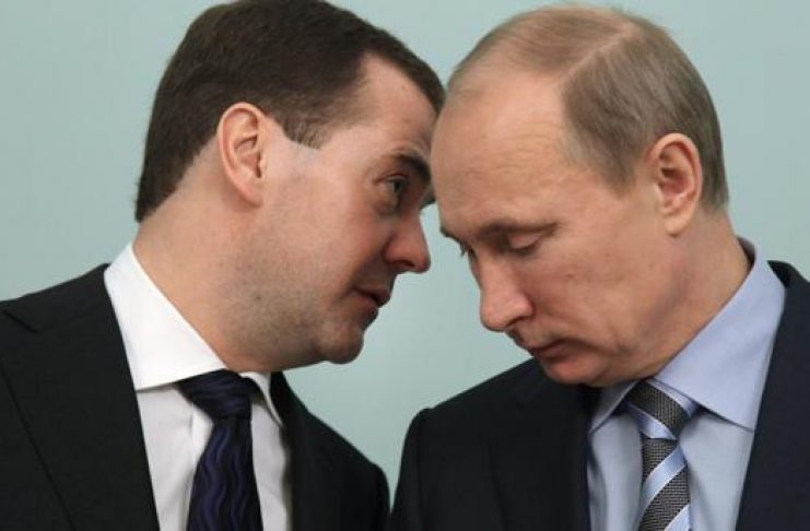"Царь и подданные", - в соцсетях высмеивают фото Путина и Медведева в Крыму