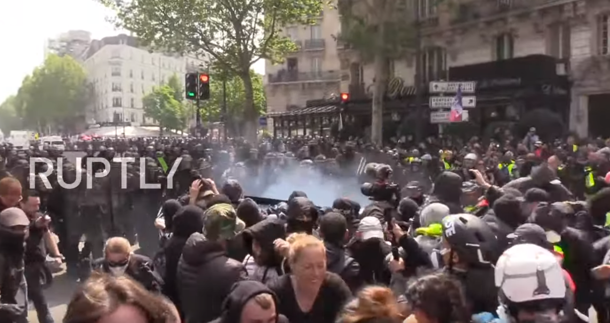 В Париже усилились протесты - полиция применила спецсредства: кадры