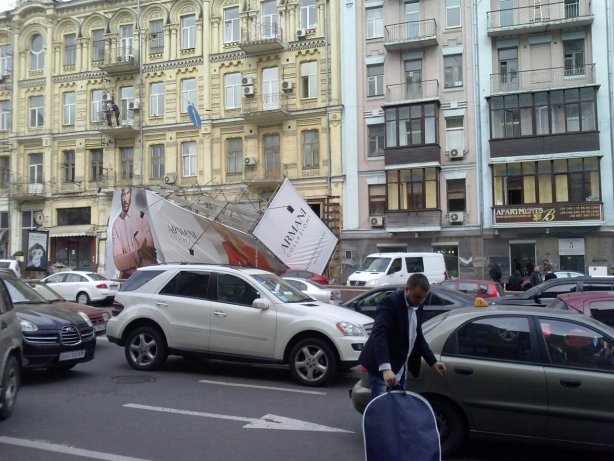 Ураган в Киеве: снесенные билборды, вырванные с корнем деревья и сорванные крыши