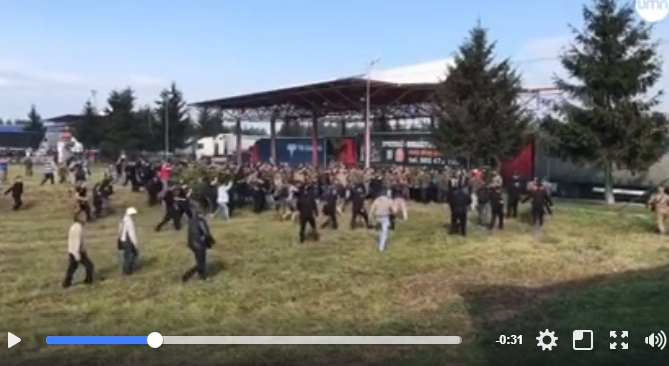 На границе с Польшей  жуткое столпотворение и первые стычки сторонников Саакашвили с "титушками", ситуация накалена до предела - кадры