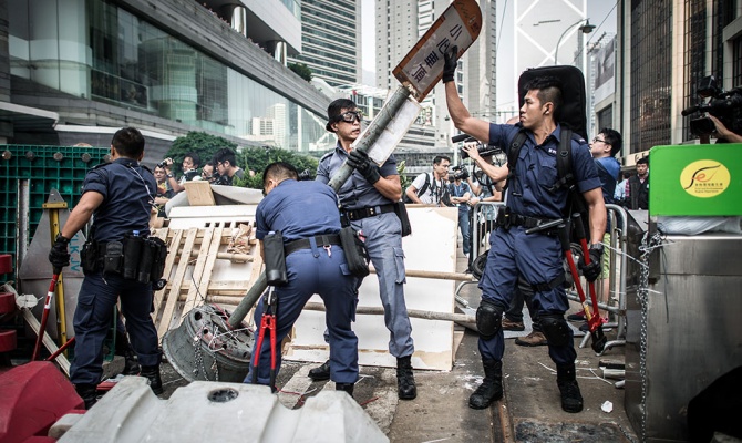 Полиция Гонконга приостановила разбор баррикад