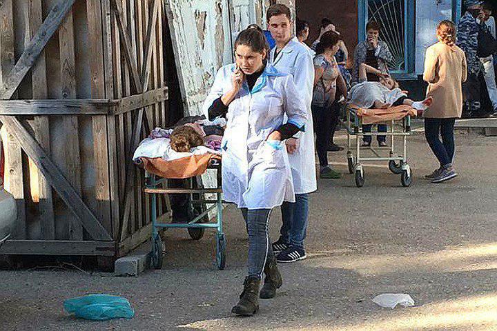 Люди лежат на каталках прямо на улице: керченская больница переполнена ранеными из-за теракта