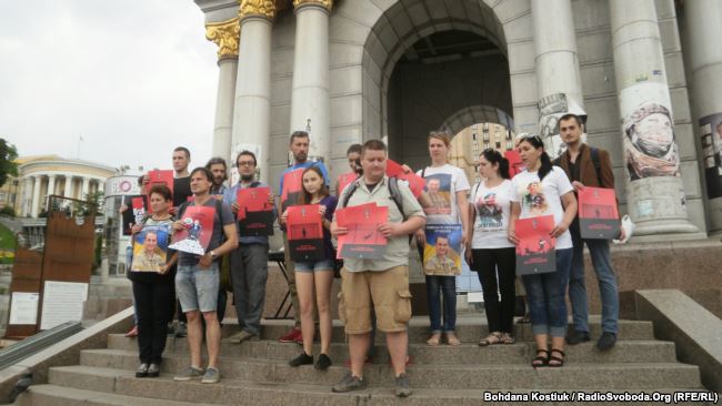 Путину показали "красную карточку": в Киеве прошла акция семей военных, находящихся в плену в "Л/ДНР"