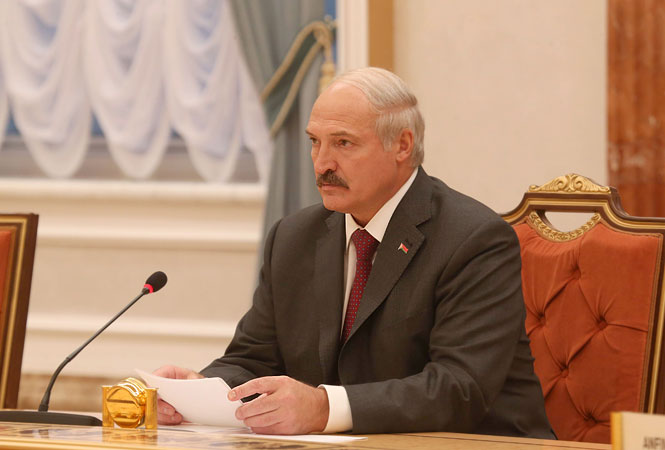 СМИ: Рейтинг Лукашенко упал на фоне проблем в экономике Беларуси
