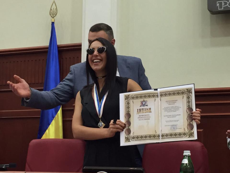 Джамале вручили диплом почетного гражданина Киева 