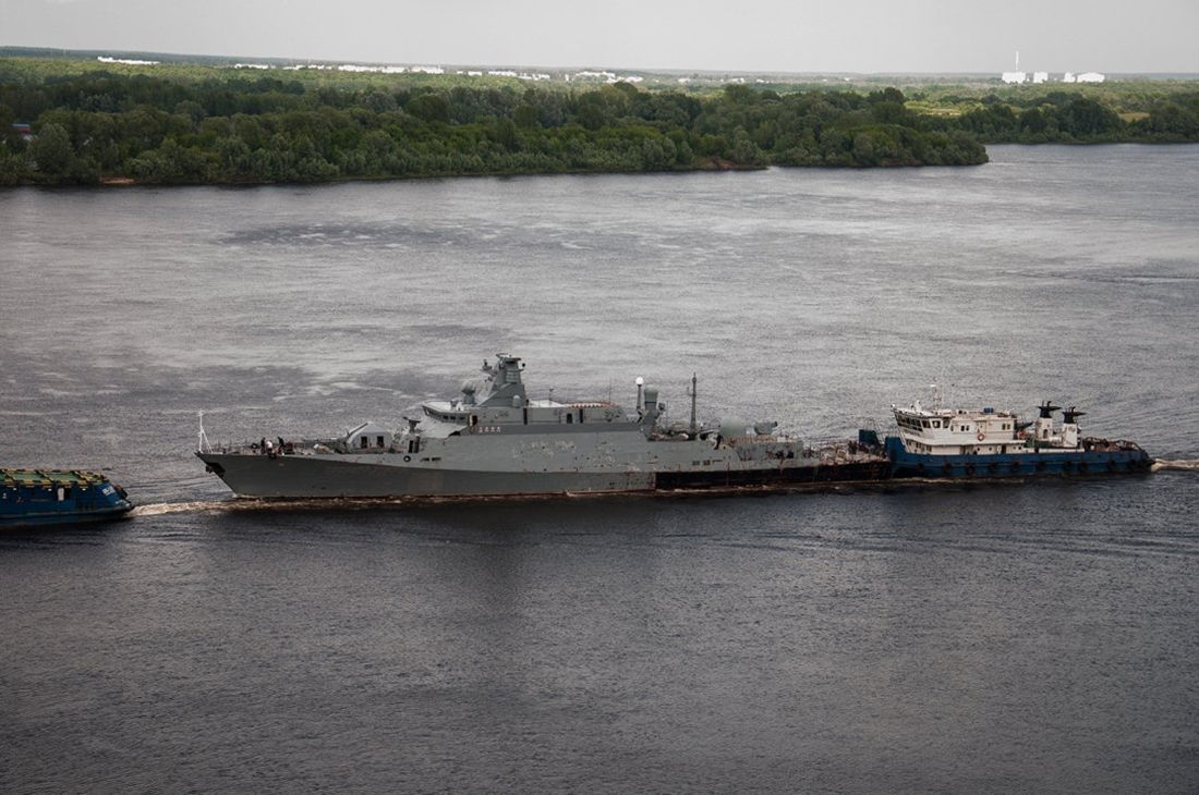 Весь в пробоинах после удара ВСУ российский корвет буксируют по Волге на завод