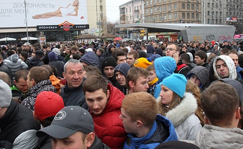 Жители Симферополя начали брать штурмом ж/д кассы в попытках вернуть билеты на отмененные поезда