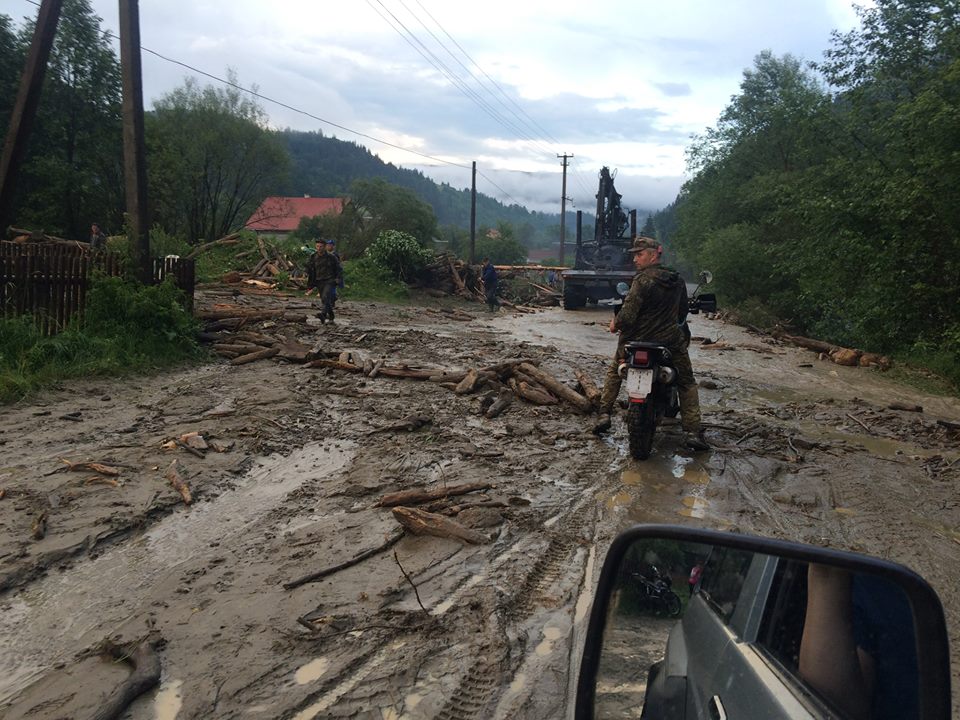 Мощный ливень в Закарпатье затопил несколько сел - жители остались без домов и дорог