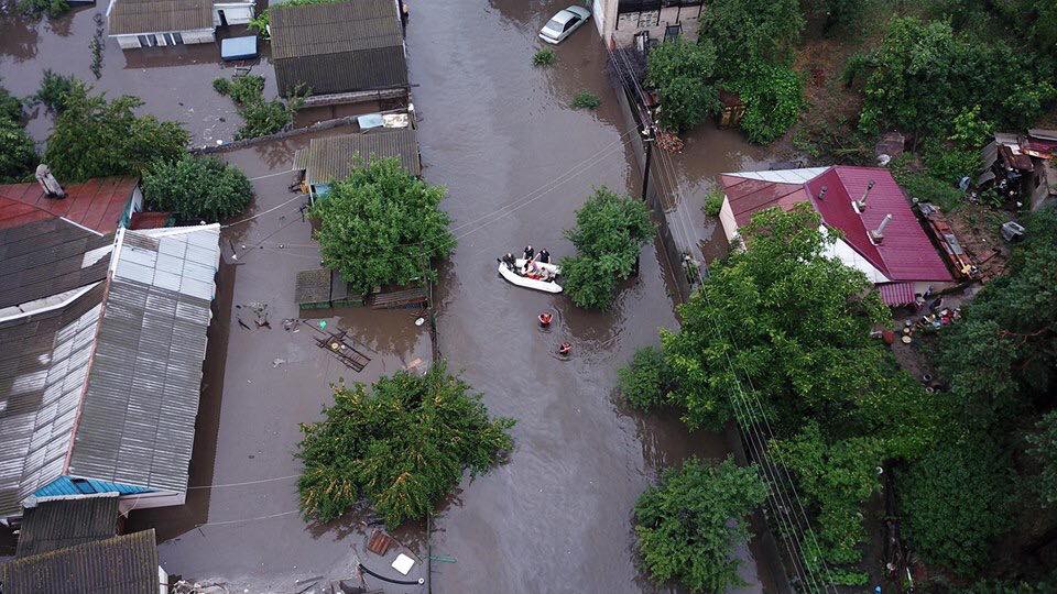 Кадры грандиозного потопа в Чернигове: улицы под водой, спасатели к пострадавшим добираются на лодках