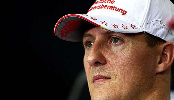 Михаэль Шумахер встал на ноги и начал узнавать родных