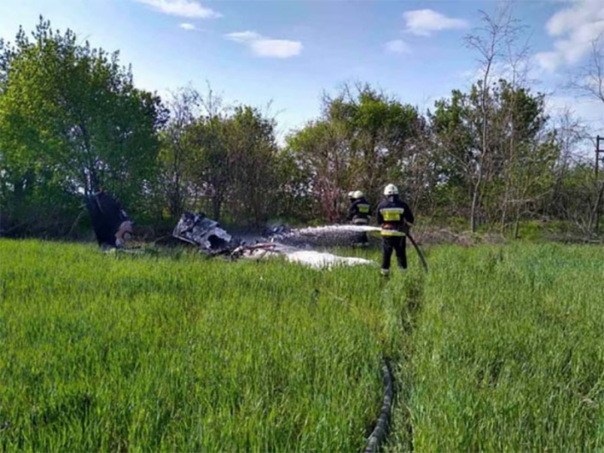 Под Днепром рухнул самолет "Грумман": никто не выжил, спасатели потушили пожар, кадры