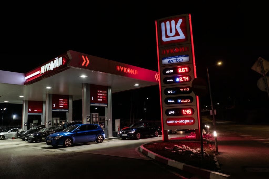 Румыния и Болгария пытаются вывести "Лукойл" Путина из под санкций Трампа - Politico