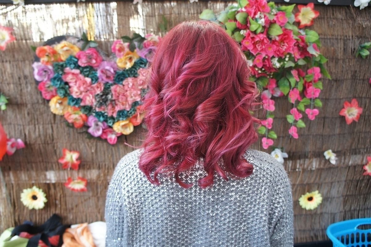 Розовые волосы: кому подойдет необычный цвет и как подобрать подходящий оттенок