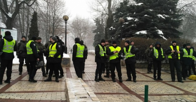 В Киеве протестующие на митинге в парке Шевченко прорвали полицейское оцепление – кадры