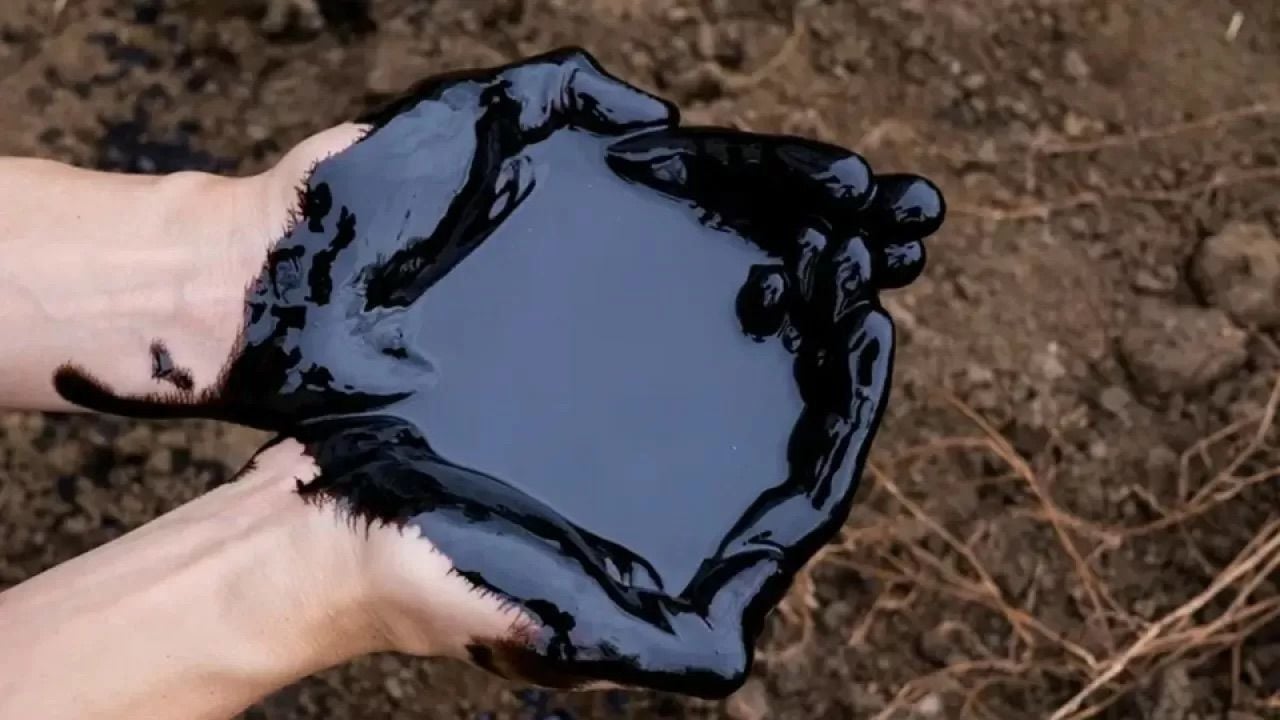 Цены на нефть взлетели после ударов по Ирану, но Россию это не спасет – Reuters