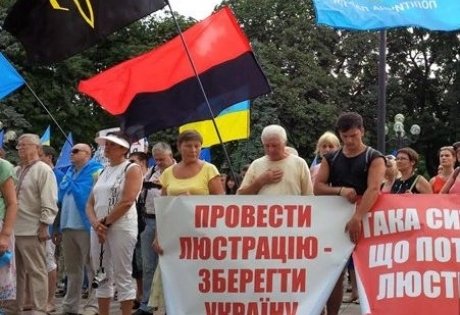 Участники митинга возле Верховной Рады пытаются прорваться в здание